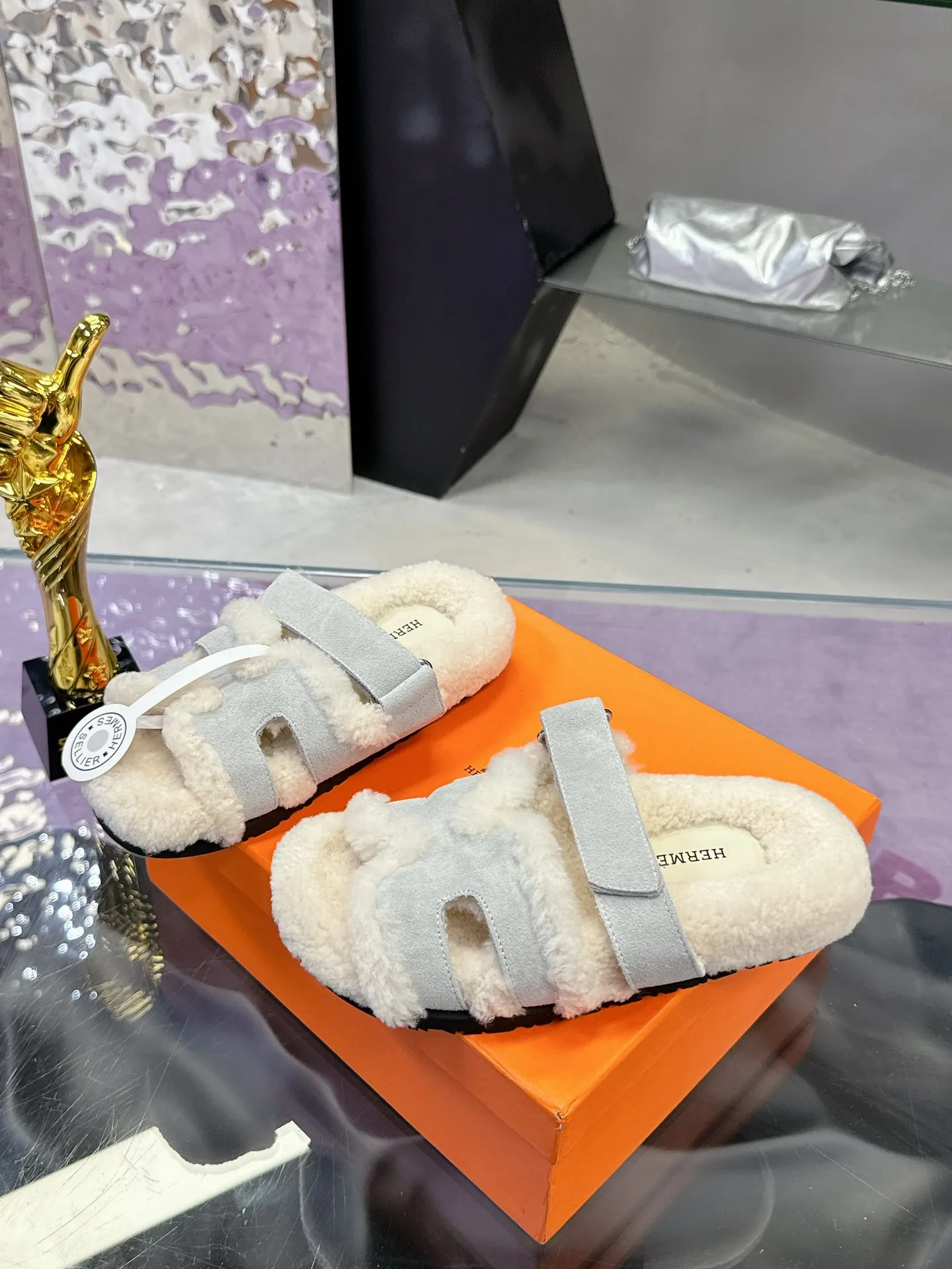 Factory price: 500💰 HERMES💗Ai Ma’s classic hot style second uncle🐑wool mop🆕 is coming. A must-have item for autumn and winter ✅ Versatile and fashionable at home and out on the street 🍀The colors are extremely colorful! Walking Tuscany! T men's shoes 💰R non-slip outsole super light ️ super comfortable on the feet without any binding feeling I can't stop drinking coffee ☕ my second uncle's slippers I can't take off Size number: 35-40 (41 made to order, non-refundable)